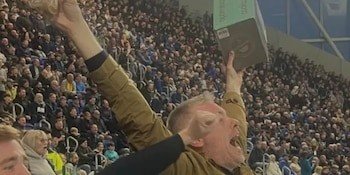 Un hincha del Everton fue al estadio con una tostadora, el gesto se viralizó y ahora piden que la lleve como cábala