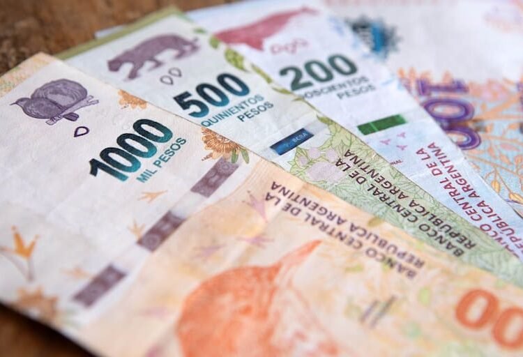 Los salarios en Argentina subieron 2,5% en enero, pero quedaron debajo de la inflación