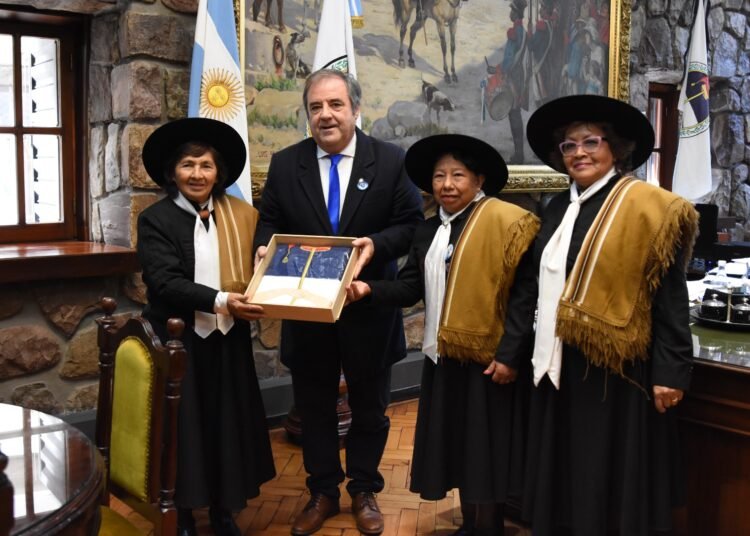 La Legislatura entregó una Bandera Nacional de la Libertad Civil a Las Gauchitas