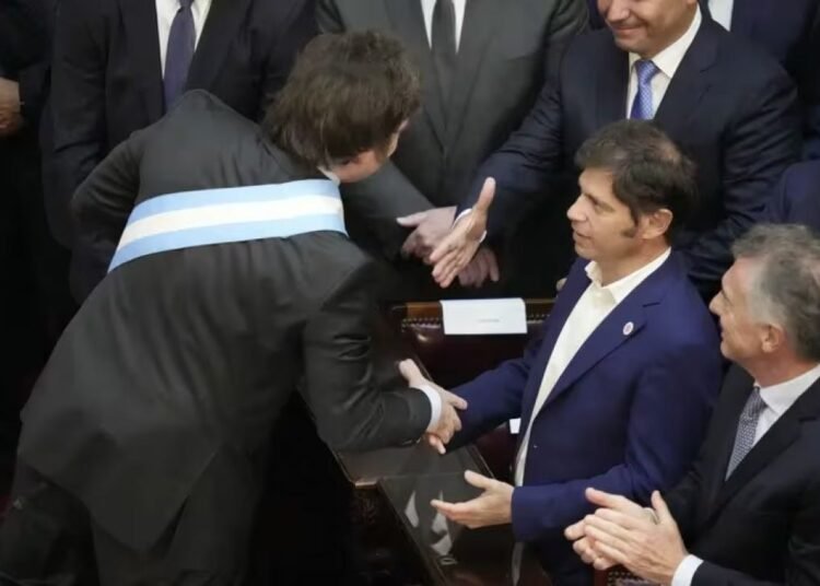 Milei y Kicillof pelearían punto a punto en Provincia de Buenos Aires según encuesta