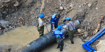Corte programado de agua en Palpalá: operarios trabajan para reparar una cañería troncal