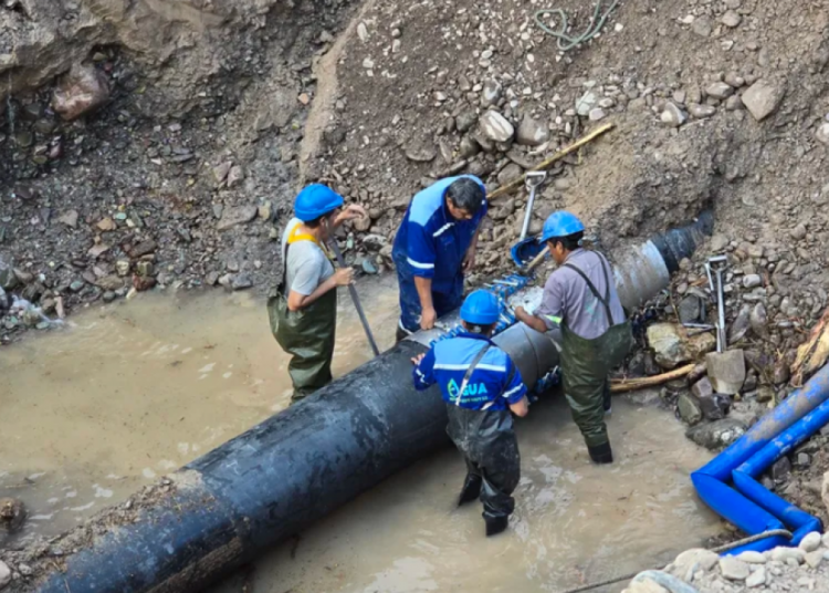 Corte programado de agua en Palpalá: operarios trabajan para reparar una cañería troncal