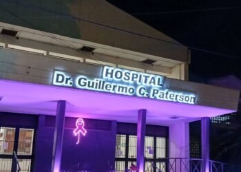 Dos personas murieron tras descompensarse en la vía pública y en un colectivo