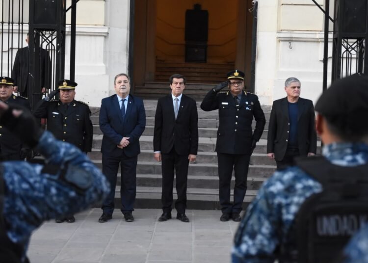 Autoridades de la provincia acompañaron el izamiento de las enseñas patrias en la Semana de la Policía