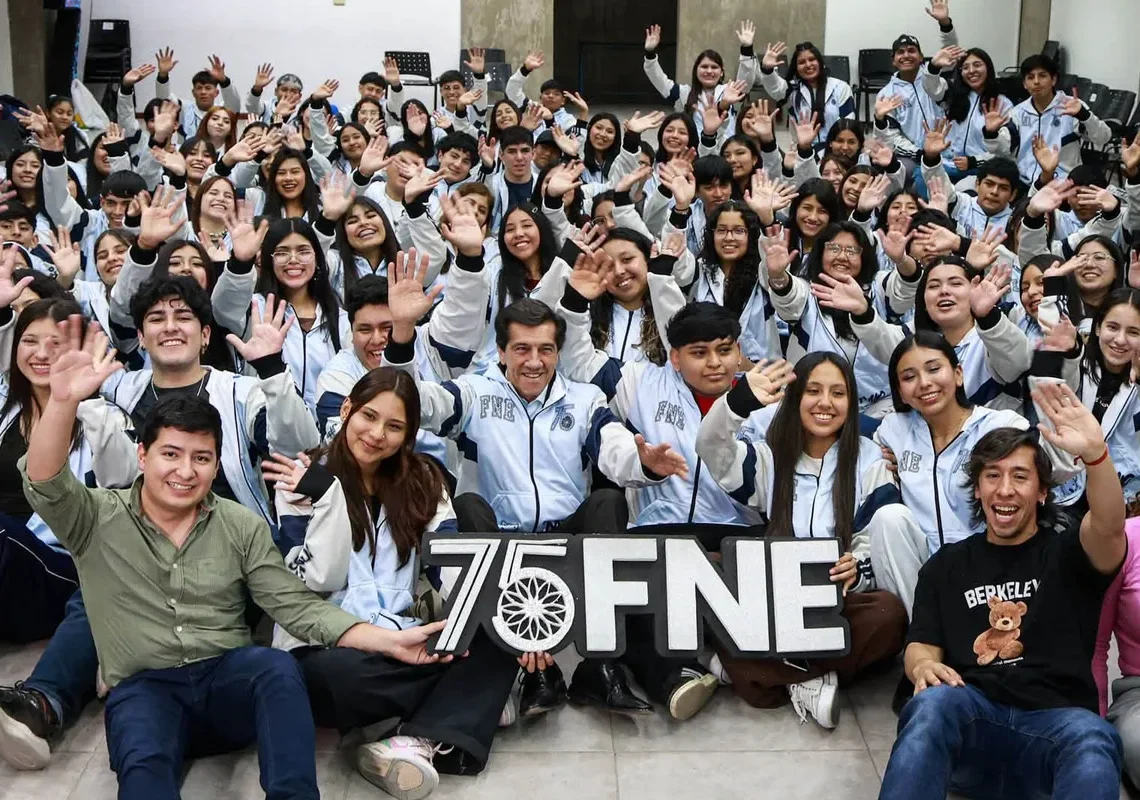 Rumbo a la edición 75: Carlos Sadir entregó las camperas oficiales a la Comisión Estudiantil de la FNE