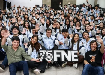 Rumbo a la edición 75: Carlos Sadir entregó las camperas oficiales a la Comisión Estudiantil de la FNE