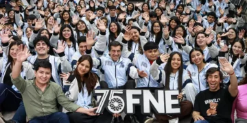 Rumbo a la edición 75: Carlos Sadir entregó las camperas oficiales a la Comisión Estudiantil de la FNE