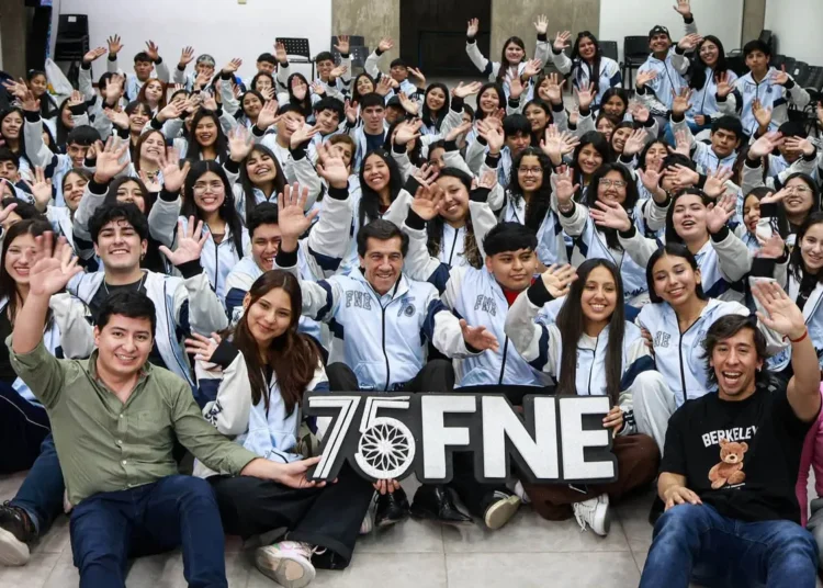 Rumbo a la edición 75: Carlos Sadir entregó las camperas oficiales a la Comisión Estudiantil de la FNE