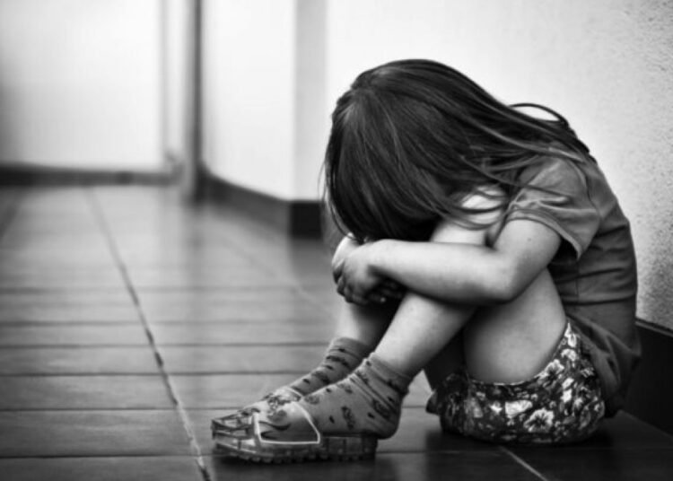 Enferma: una mujer obligó a tomar alcohol y abusó de una nena de 11 años