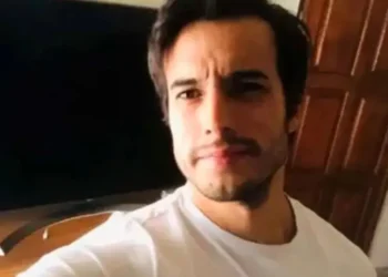 El instructor de vuelo le cedió el control a su alumna, se sacó el cinturón y se arrojó al vacío