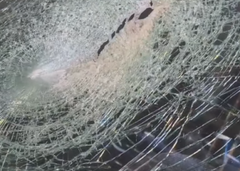 “No me maté de pedo”: Un automovilista fue víctima de un violento piedrazo desde un puente en la Autopista Buenos Aires-La Plata