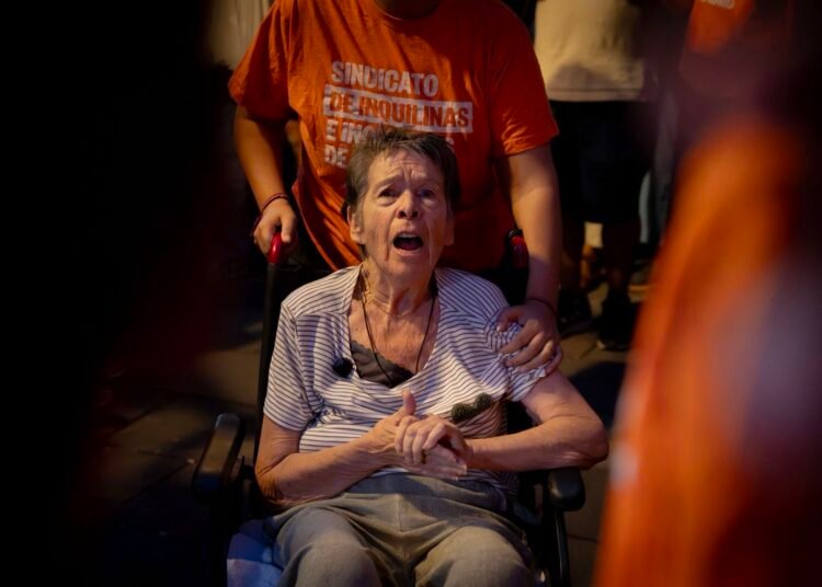 Desalojan por la fuerza a una jubilada de 87 años con discapacidad para subirle el alquiler un 275 %
