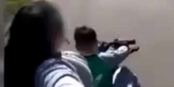 Indignación en redes: Un nene manejó una moto mientras su madre lo filmaba en el asiento trasero