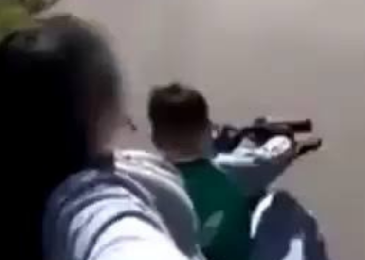 Indignación en redes: Un nene manejó una moto mientras su madre lo filmaba en el asiento trasero
