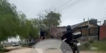Mar del Plata: Quedó grabado el momento en que un policía derrapó y chocó contra un caballo en plena persecución